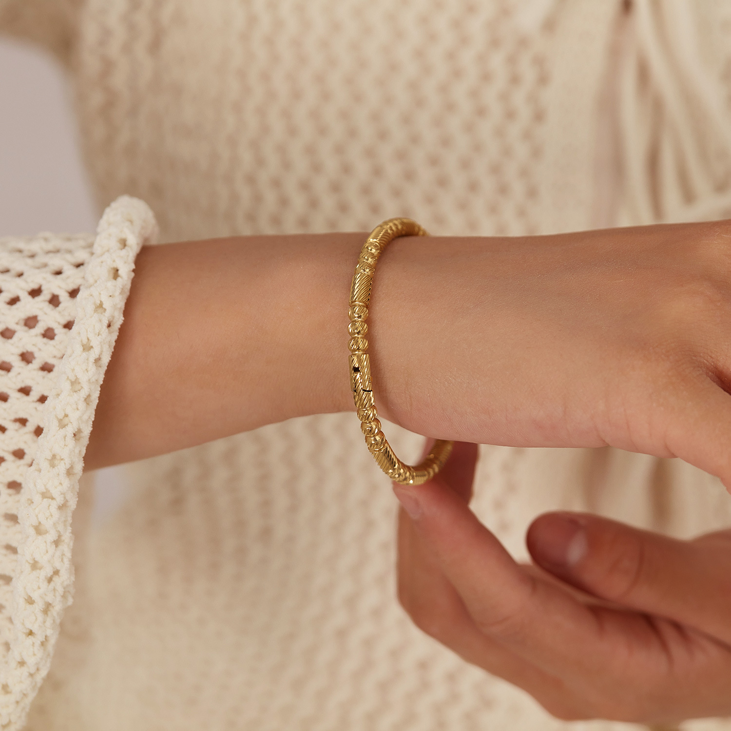 Dongguan titanium steel jewelry ladies' personalized stainless steel bracelet, gold-plated round bead geometric texture design sense bracelet, fashionable and trendy bracelet Application Scenario