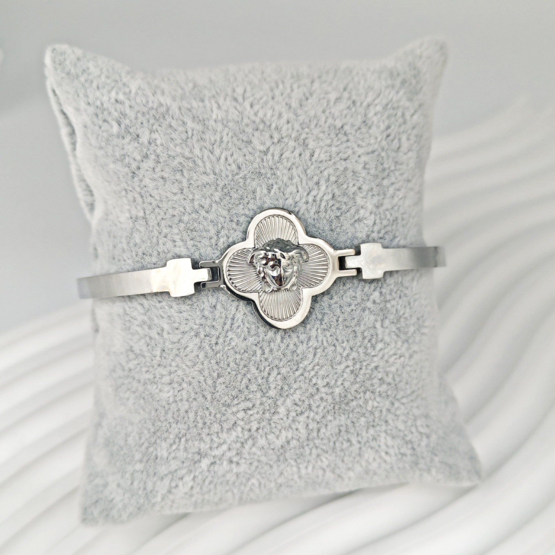 This cross-border best-selling titanium steel minimalist bracelet exudes a sense of luxury. It is a vacuum furnace electroplated four-leaf flower head stainless steel bracelet and a fashionable accessory Specification image