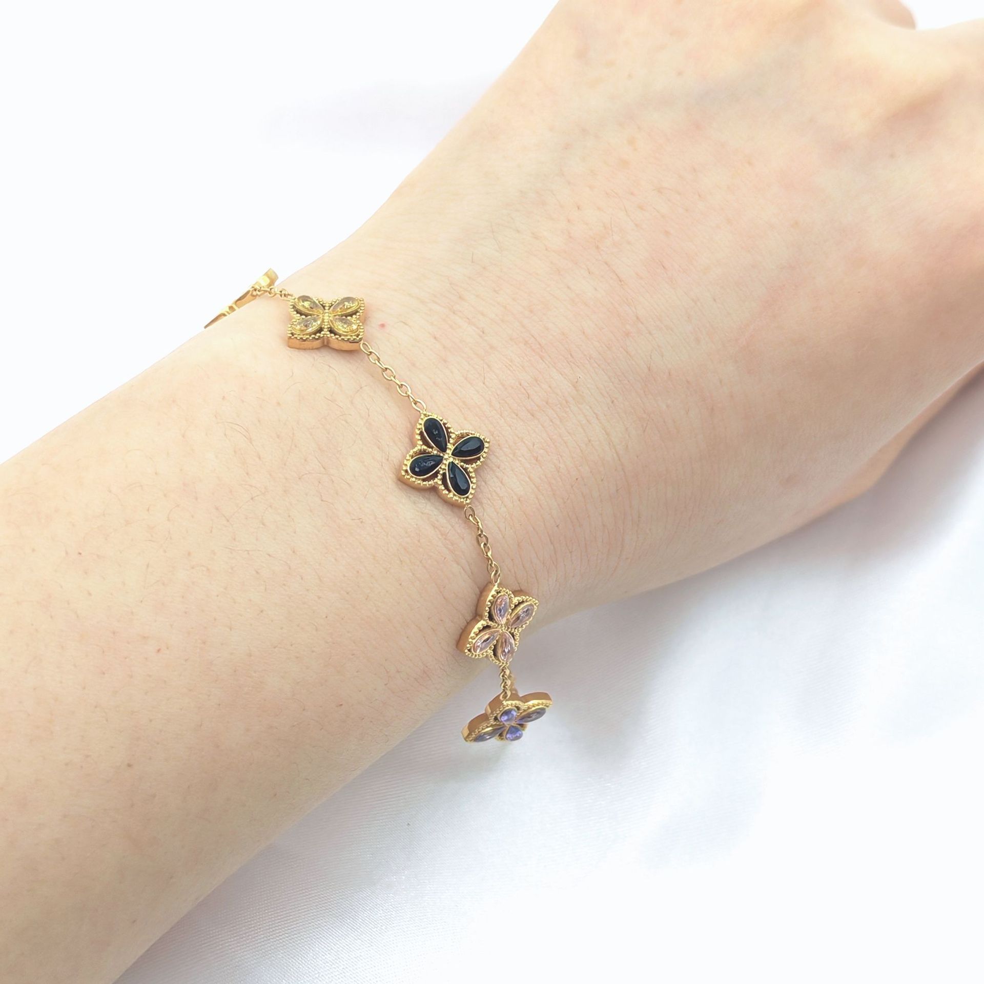 Cross-border European and American style 18K gold high-end feel bracelet, made of stainless steel, four-leaf clover and clover design, colorful and non-fading, factory direct sales premium bracelet Application Scenario