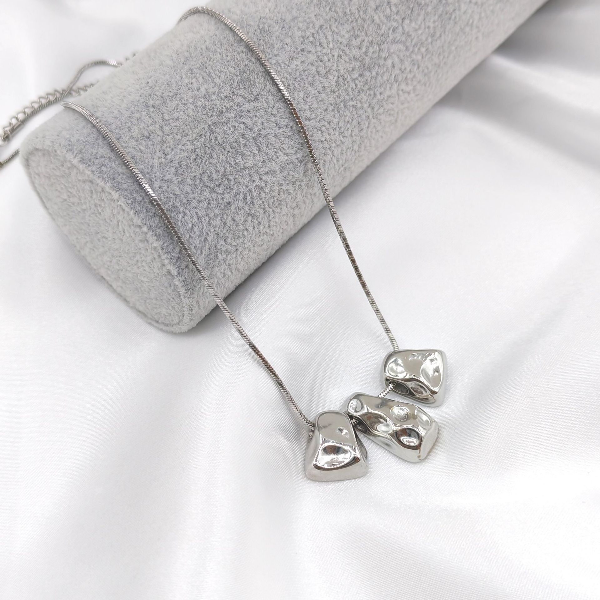 This trendy stainless steel gold-plated geometric, simple and exquisite necklace is fashionable and versatile. It is a niche women's accessory with a simple design sense and elegant charm Specification image
