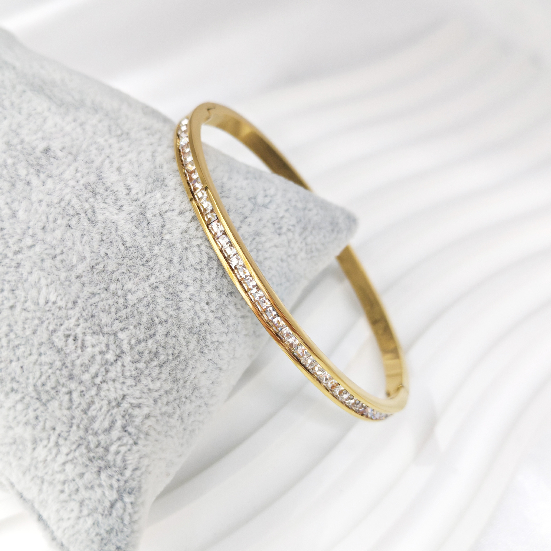 Cross-border supply, European and American fashion, retro and personalized stainless steel bracelet jewelry, bracelet set with square diamonds, non-fading bracelet new style, hot-selling Application Scenario
