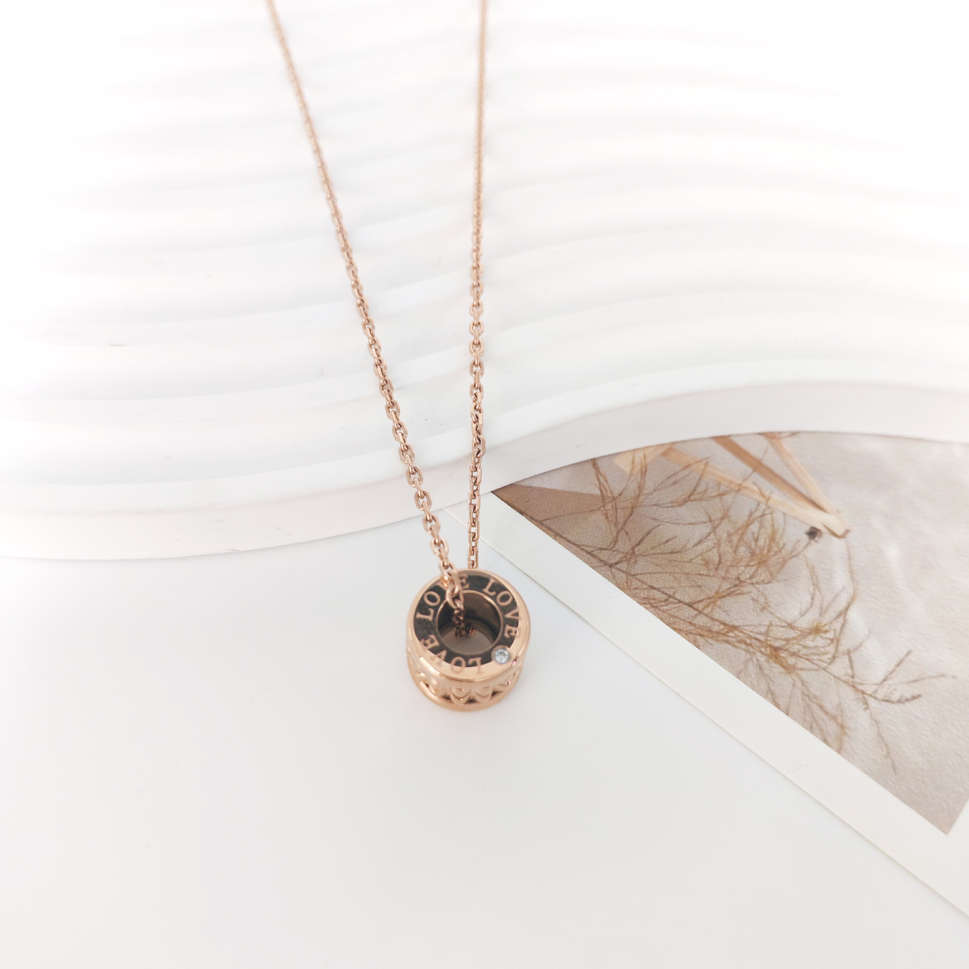 Fashionable and individual rose gold titanium steel necklace for women, diamond-encrusted collarbone chain, cylindrical thread pendant, no color fading, wear-resistant and durable Specification image