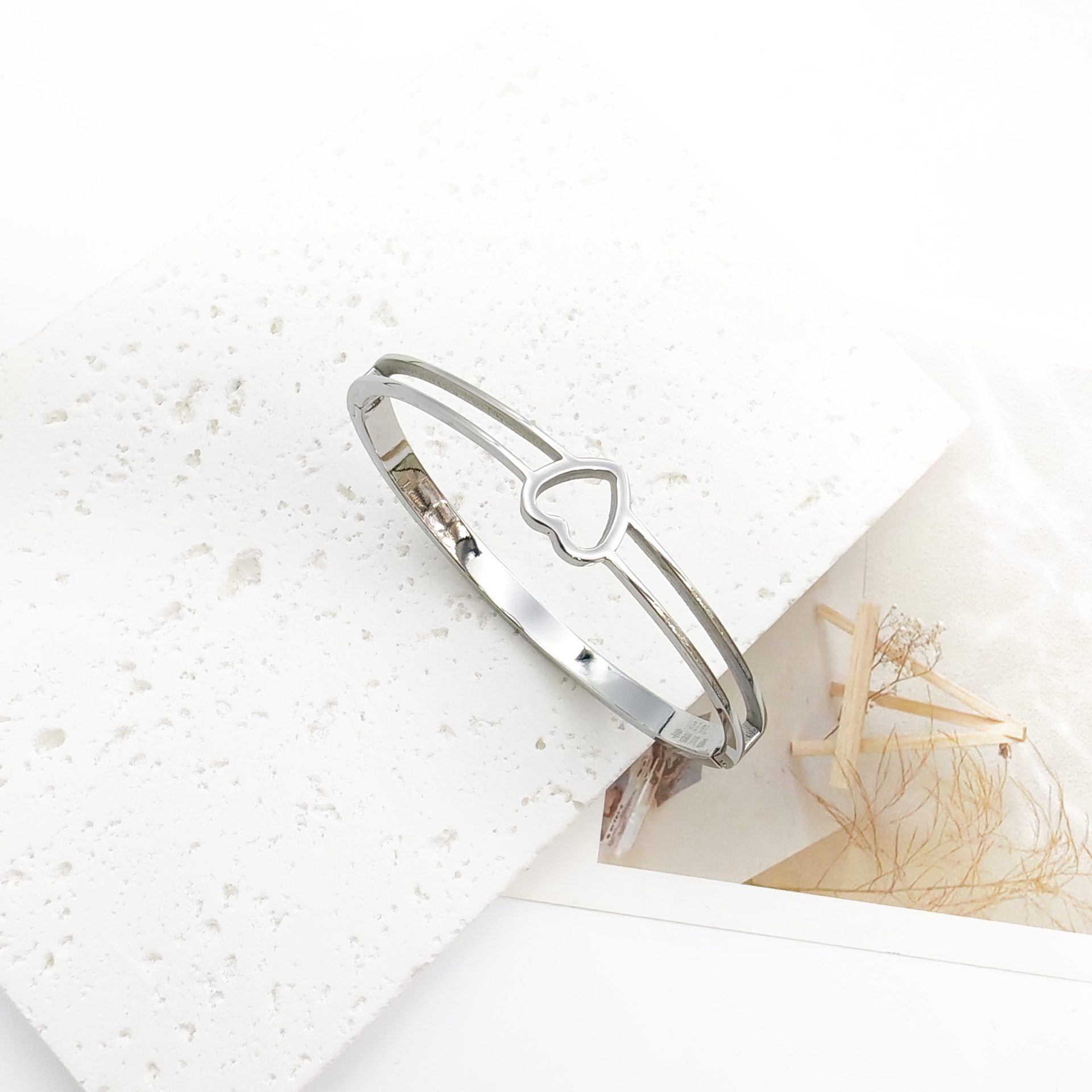 Cross-border wholesale smooth heart-shaped titanium steel bracelets, stainless steel men's and women's bracelets, high-end and non-fading accessories, wrist decoration, fashionable and trendy jewelry Application Scenario