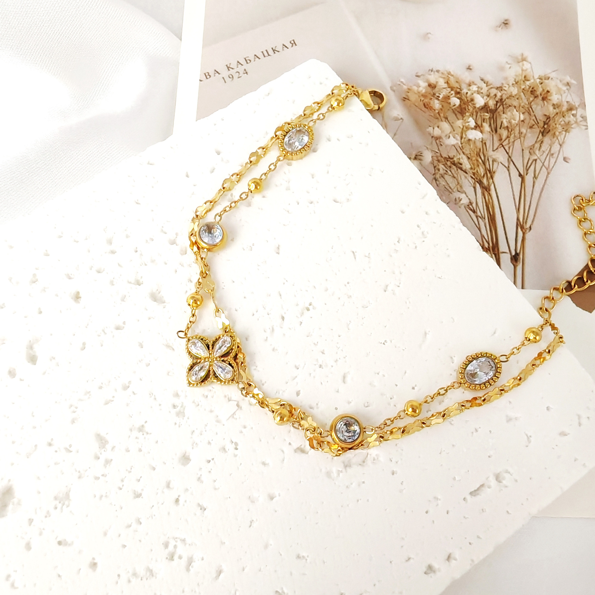Cross-border European and American style 18K gold diamond-encrusted four-leaf clover bracelet, high-end feel, double-layer design, non-fading, handcrafted from stainless steel, factory direct sales Application Scenario