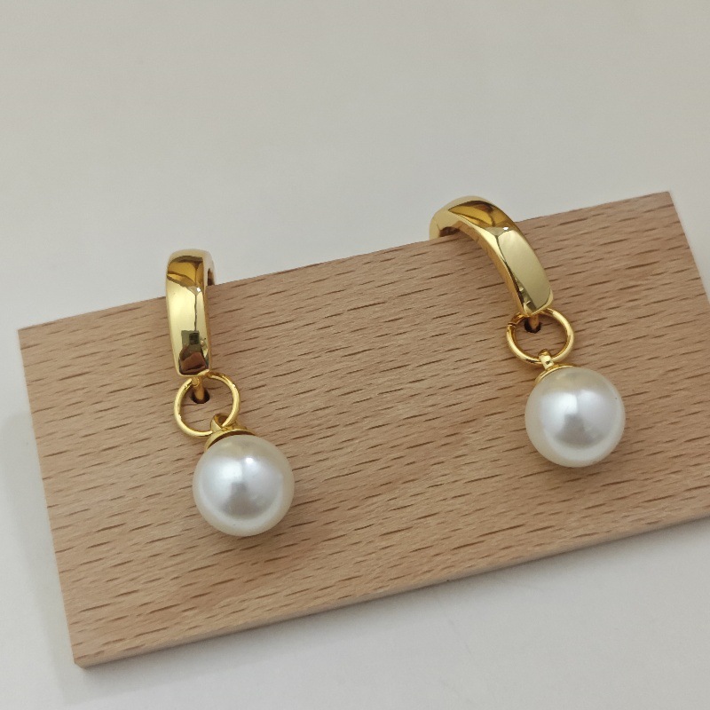 This is a rare design of titanium steel pearl earrings from Japan and South Korea. The plain ring ear buckle features a geometric shape, is exquisite and versatile, and exudes a sense of elegance. It is a women's style earring jewelry Application Scenario