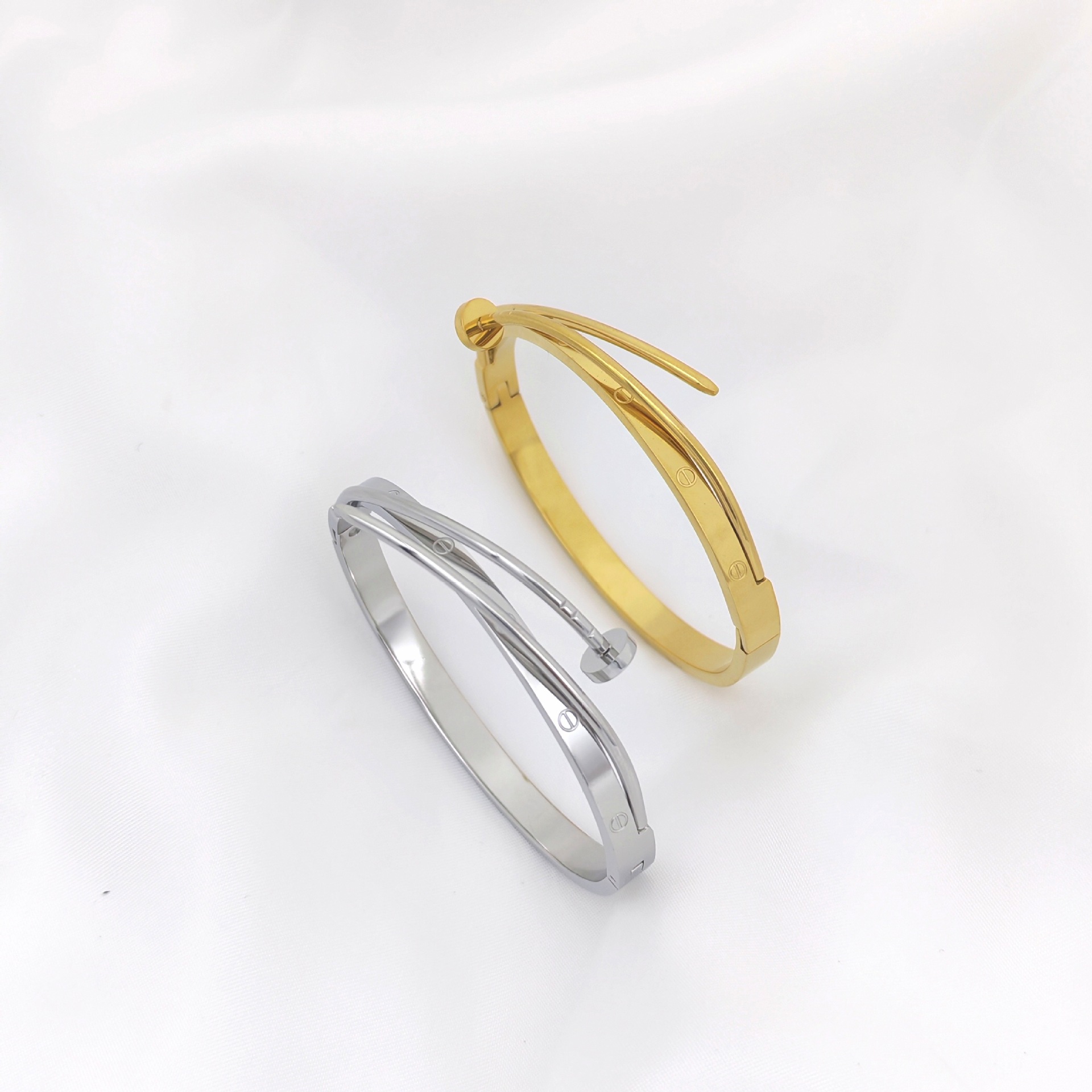 情侣款钛钢手镯 高级感女生个性韩版风格 网红ing爆款跨境手饰 钉子设计手镯 精致耐用