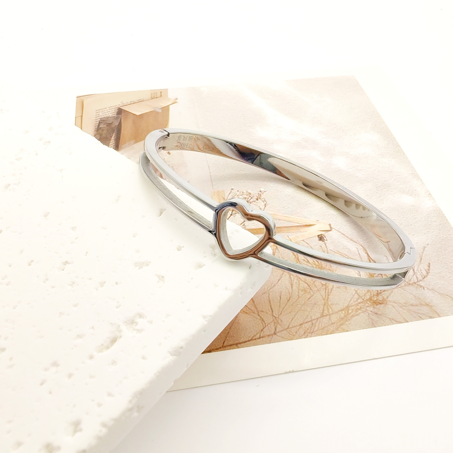 跨境批发光面爱心钛钢手镯 不锈钢男女款手镯 高级感不掉色饰品 手腕装饰时尚潮流首饰