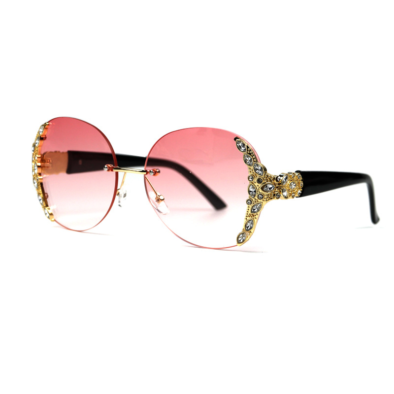 New European and American fashionable metal frameless diamond-encrusted personalized street style fashion show sunglasses, women's UV protection sunglasses, and fashionable and trendy accessories Application Scenario