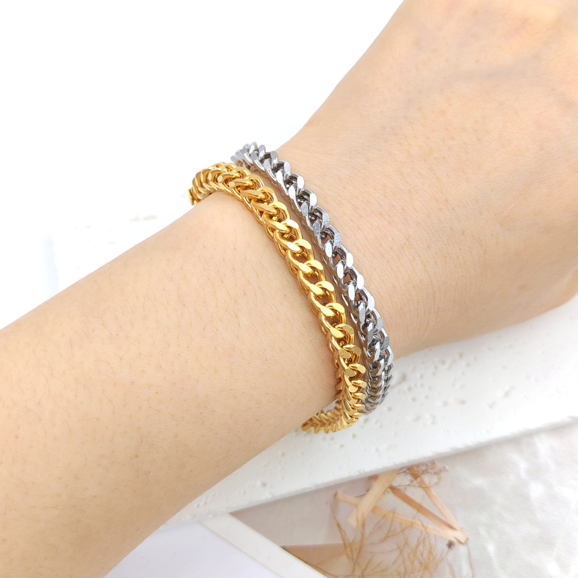 European and American trend, personalized men's stainless steel cross-border Cuban bracelets, women's titanium steel bracelets wholesale, non-fading, wear-resistant, trendy bracelet accessories details Picture