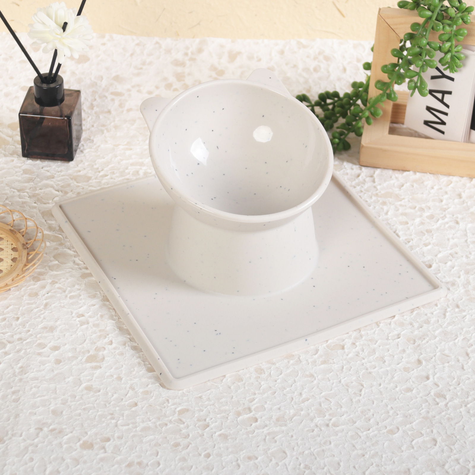 Cross-border pet supplies for Dogs and cats Silicone portable feeding bowl Food bowl Water bowl Cat dog food Cat food tray food wholesale safe and durable feeding supplies Item Picture