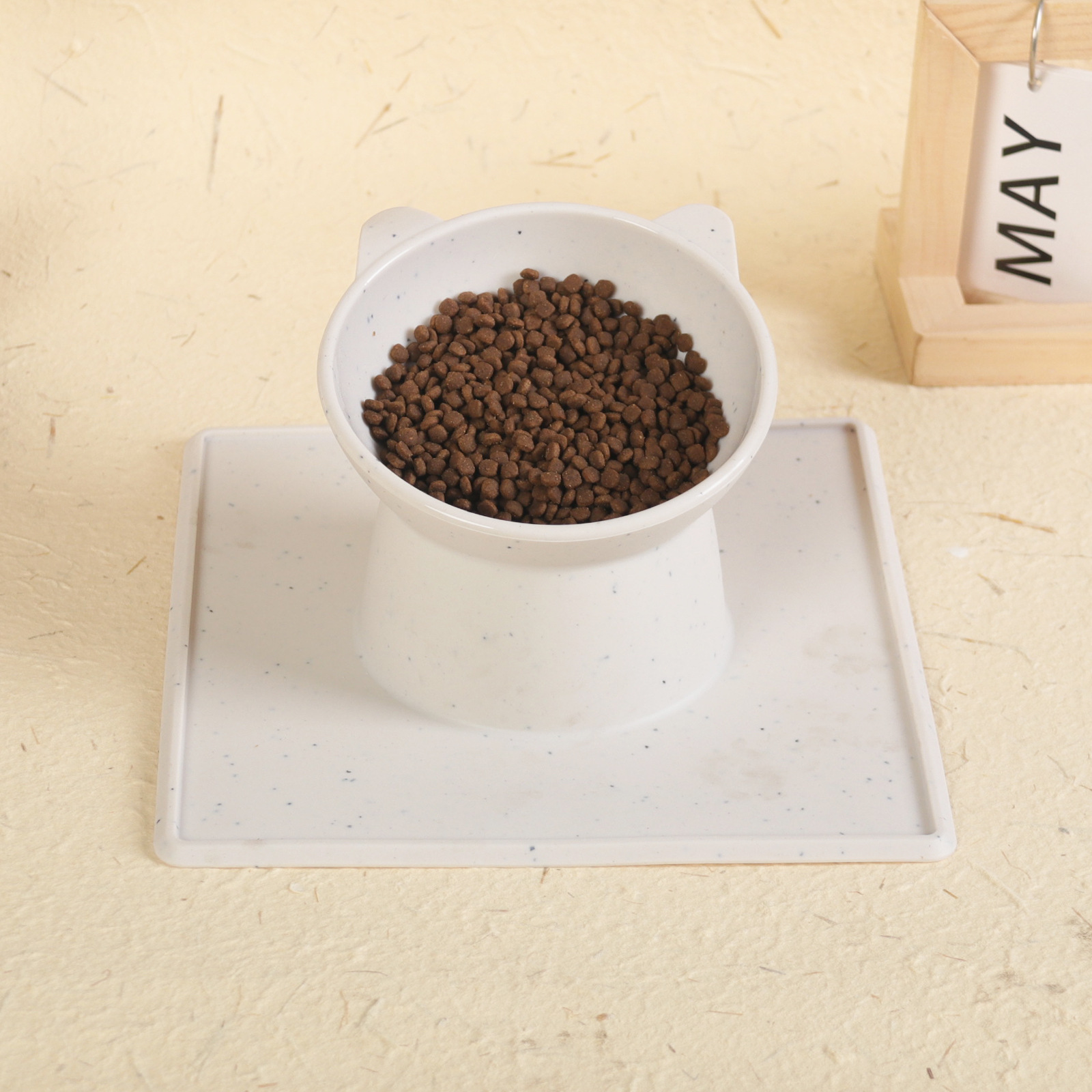 Cross-border pet supplies for Dogs and cats Silicone portable feeding bowl Food bowl Water bowl Cat dog food Cat food tray food wholesale safe and durable feeding supplies Application Scenario