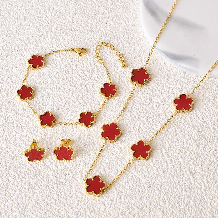 The girl's temperament is simple and individual, with a mature and elegant style. The five-leaf flower is a niche and retro titanium steel earrings, necklace, bracelet, set of earrings, and trendy earrings are all eye-catching and beautiful details Picture