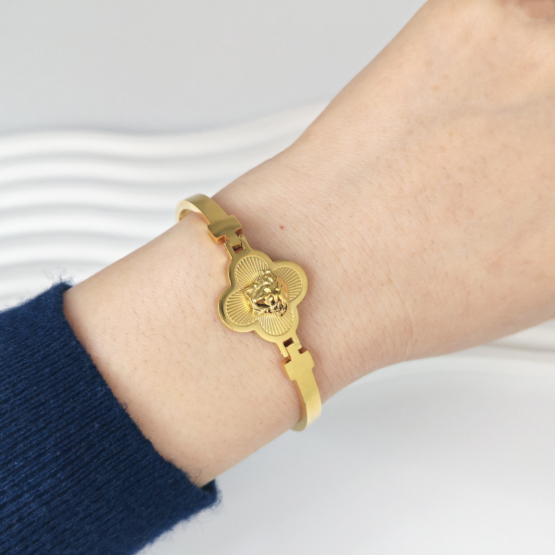 This cross-border best-selling titanium steel minimalist bracelet exudes a sense of luxury. It is a vacuum furnace electroplated four-leaf flower head stainless steel bracelet and a fashionable accessory details Picture