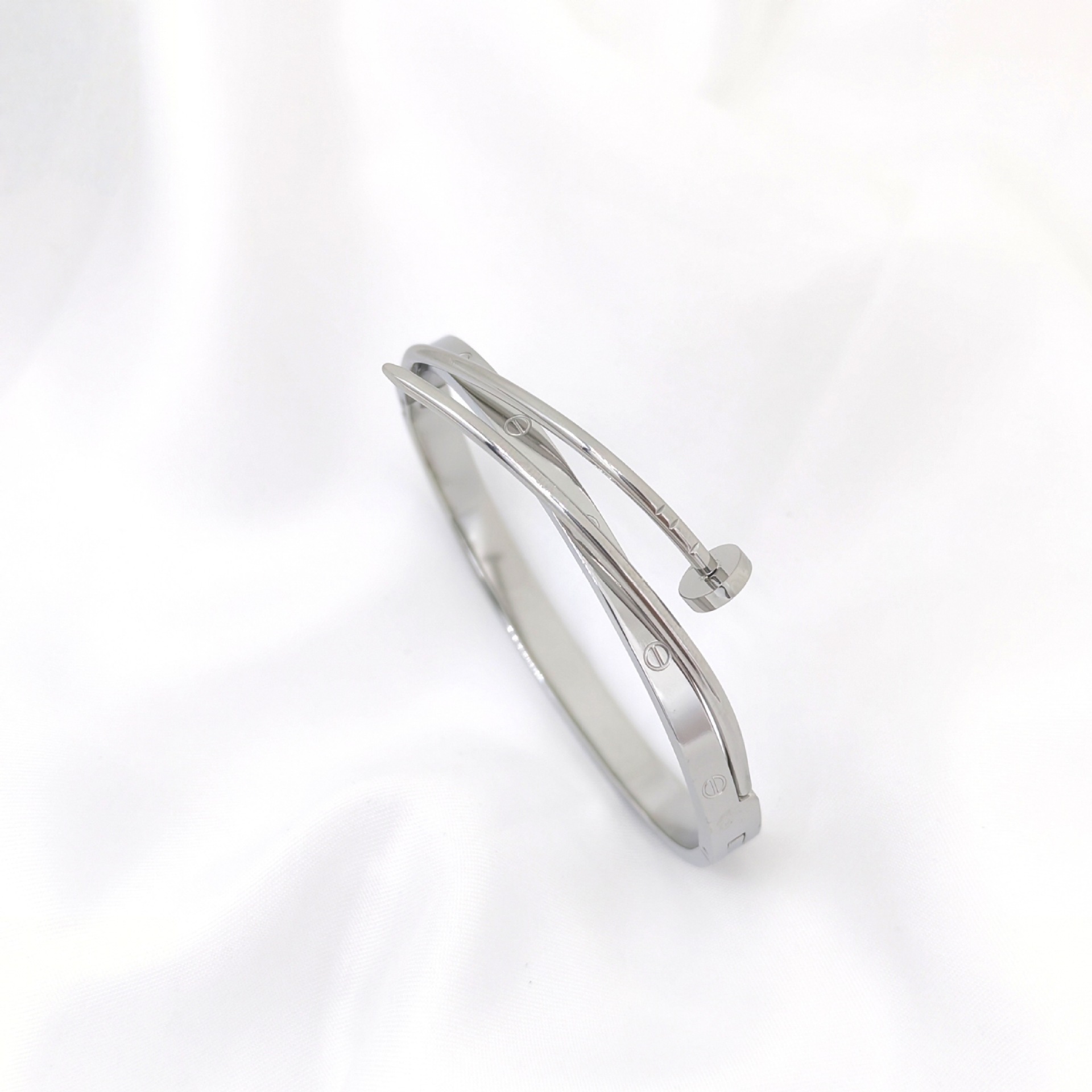 This couple's titanium steel bracelet exudes a high-end and feminine charm. It features a Korean style and is a popular cross-border jewelry item. The bracelet is designed with nails and is exquisite and durable details Picture