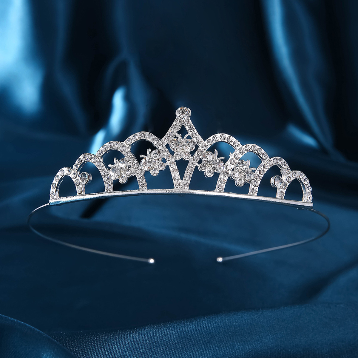 Factory direct sales of luxurious European and American crystal headbands, bride headwear, white rhinestone crowns, princess wedding dress accessories and ornaments, crowns Specification image