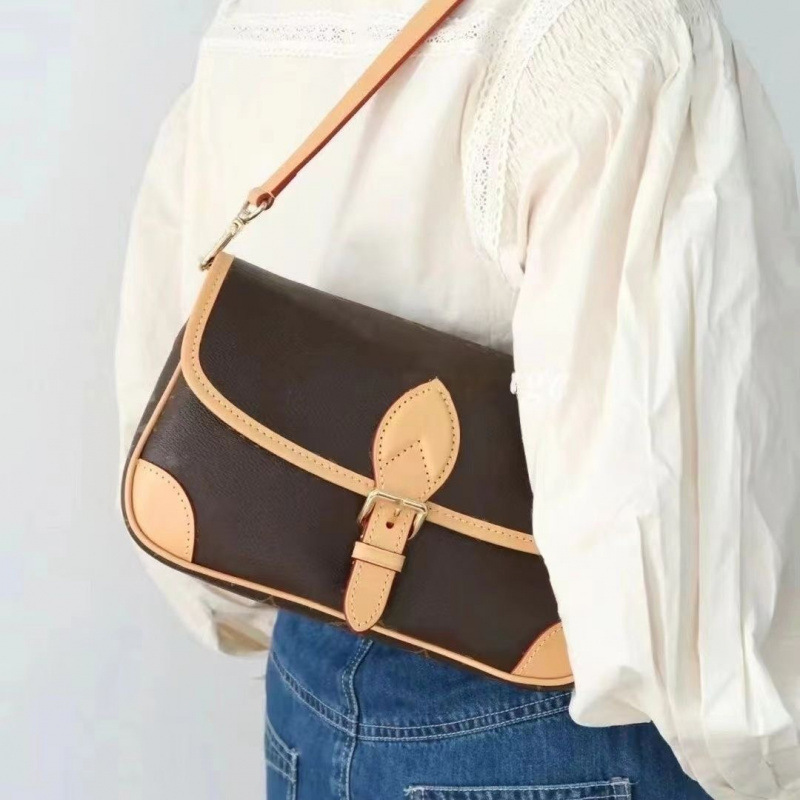 男士渠道货法棍包老花宽肩带单肩斜挎腋下包颗粒感强油润质感菱形点阵皮具男包袋详情图2