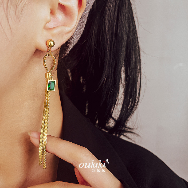 A French designer has created long tassel earrings. A female Instagram blogger's earrings are made of titanium steel, a niche accessory, and green zircon Item Picture