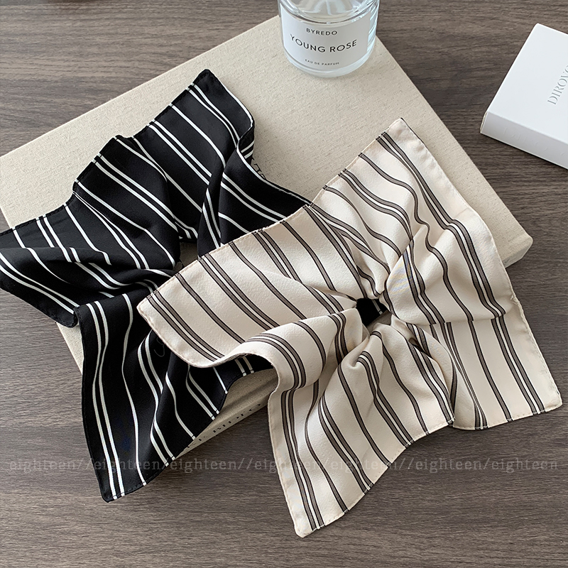 A super large beige striped square scarf with a large hair tie for women, exuding a sense of sophistication and elegance. It features a square hair accessory and a hair tie Specification image