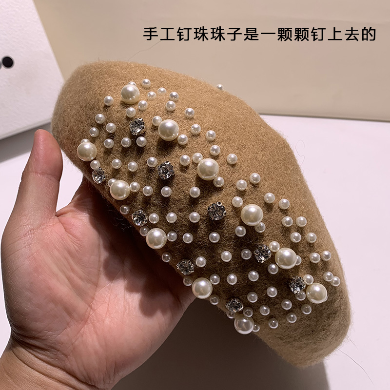 The 2025 new Korean-style beret for women's autumn and winter features a cute chanel-style design with beaded beading that accentuates the face. It's a woolen bud cap Application Scenario