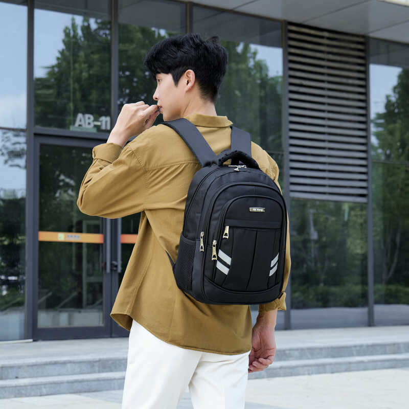 双肩背包实物图