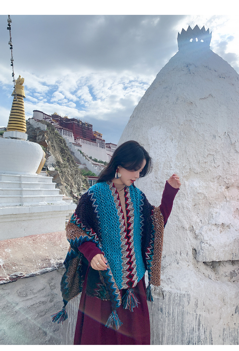 Liu Yifei, a trendsetter, went to a place with a breeze and wore the same style of shawl as Xu Hongdou, paired with a cape in the ethnic style of Dali, Yunnan pic 7