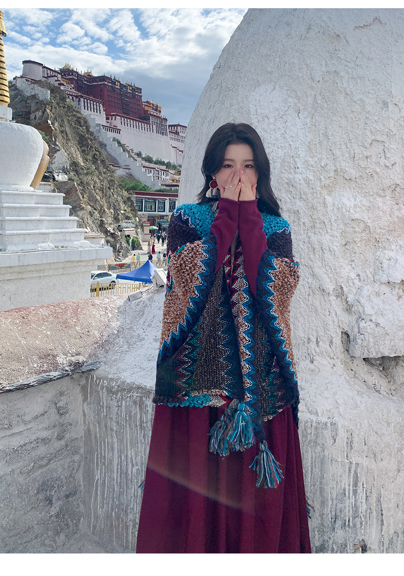 Liu Yifei, a trendsetter, went to a place with a breeze and wore the same style of shawl as Xu Hongdou, paired with a cape in the ethnic style of Dali, Yunnan pic 14