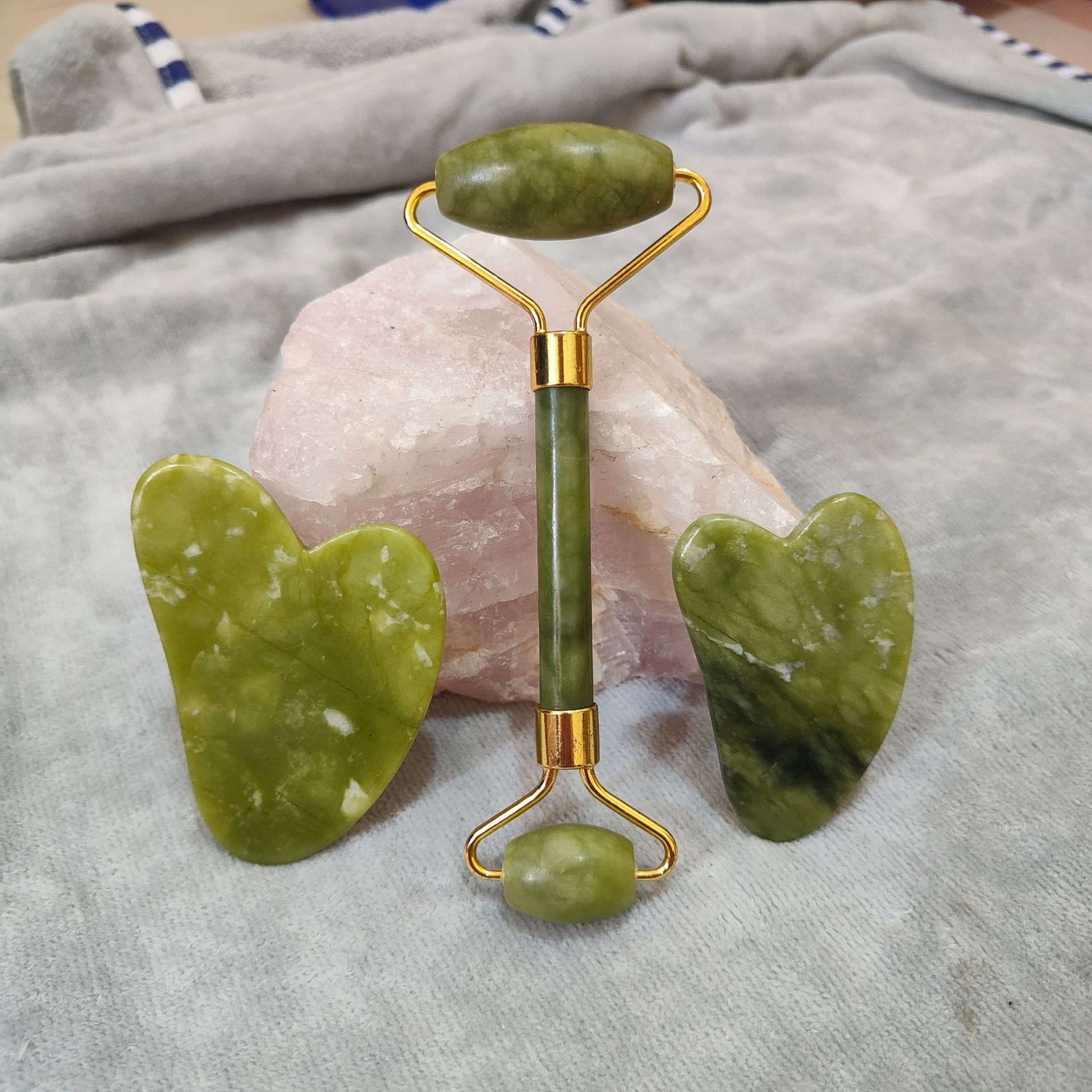 Facial massager, facial slimming device, roller jade lifting and firming magic tool, double chin reduction V-face scraper beauty device details Picture