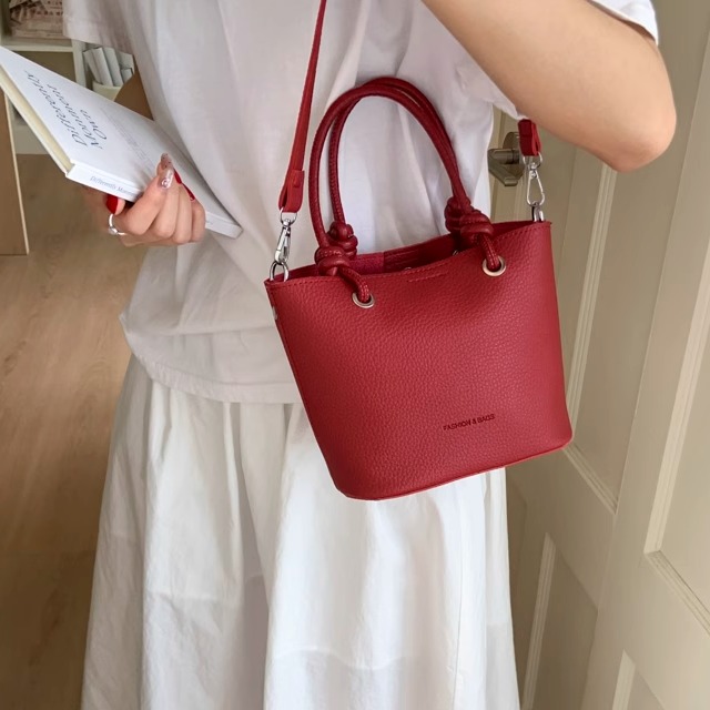 红色手提包上班杂物小拎包女夏2025新款小众设计斜挎包通勤水桶包