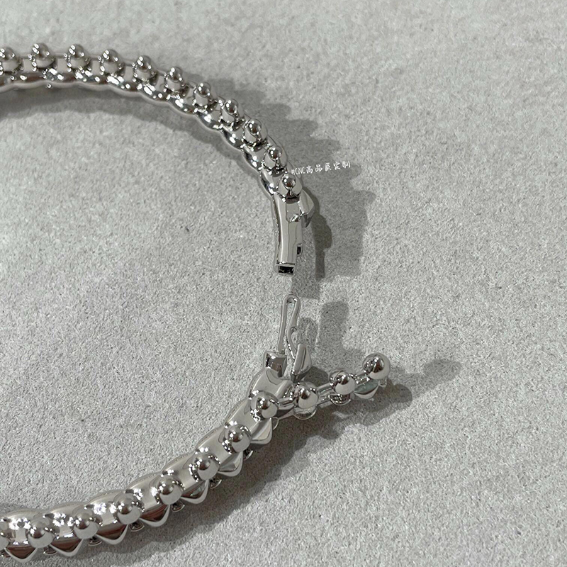 High-version V gold classic rivet bullet point couple bracelet, movable thick-plated 18K rose gold light luxury bracelet Application Scenario