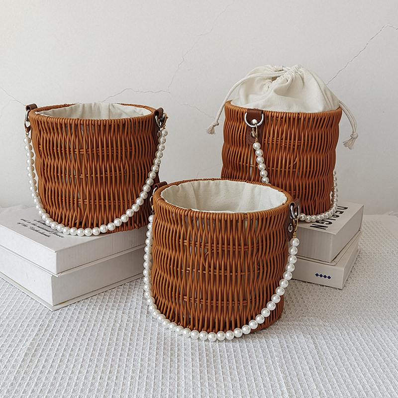 Hand-held flower basket, woven basket, ancient-style decorative gift basket, wedding souvenir gift box, rattan weaving gift box, willow weaving round tube Application Scenario
