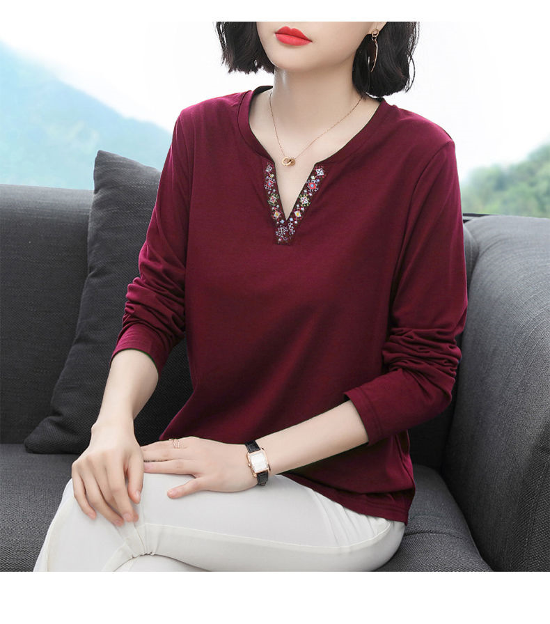 The new Korean long-sleeved T-shirt for women, paired with a base layer top, is a middle-aged mom look that exudes a youthful, loose and slimming vibe pic 12
