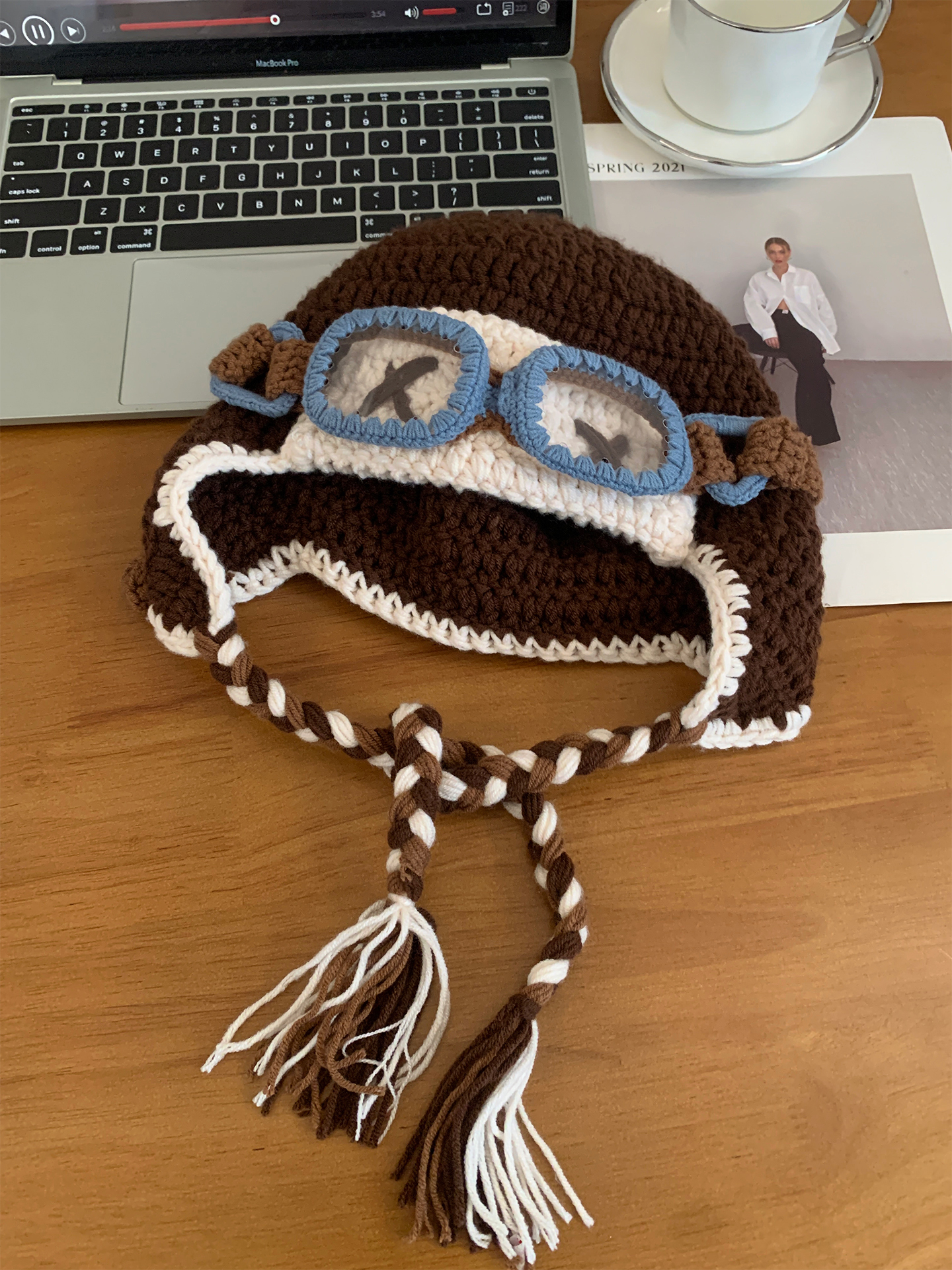 The same style of knitted woolen hat as Tan Jianci's for women to keep warm and protect their faces in autumn and winter. It's a cute little ear-protecting hat and a Lei Feng hat Item Picture