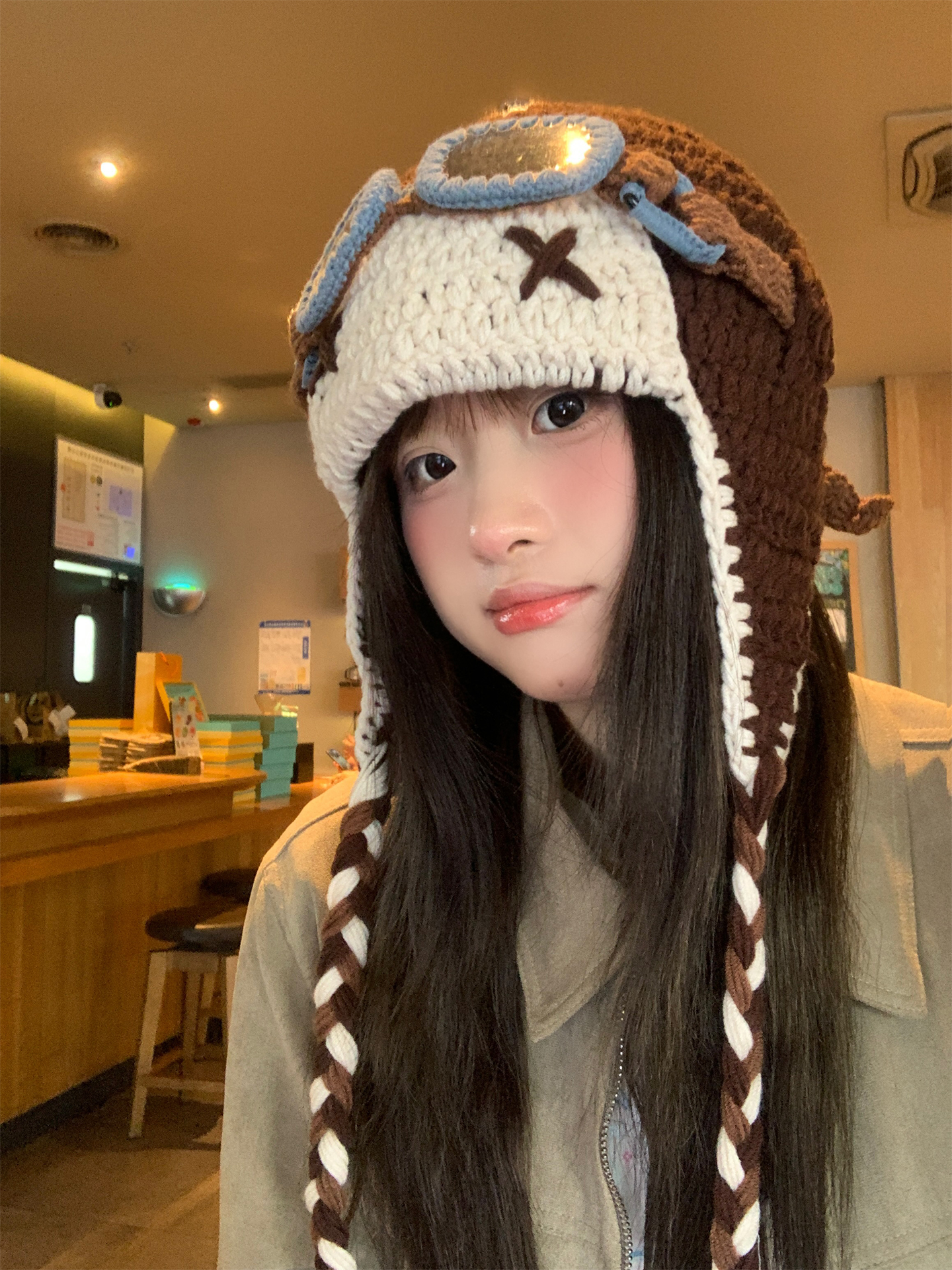 The same style of knitted woolen hat as Tan Jianci's for women to keep warm and protect their faces in autumn and winter. It's a cute little ear-protecting hat and a Lei Feng hat