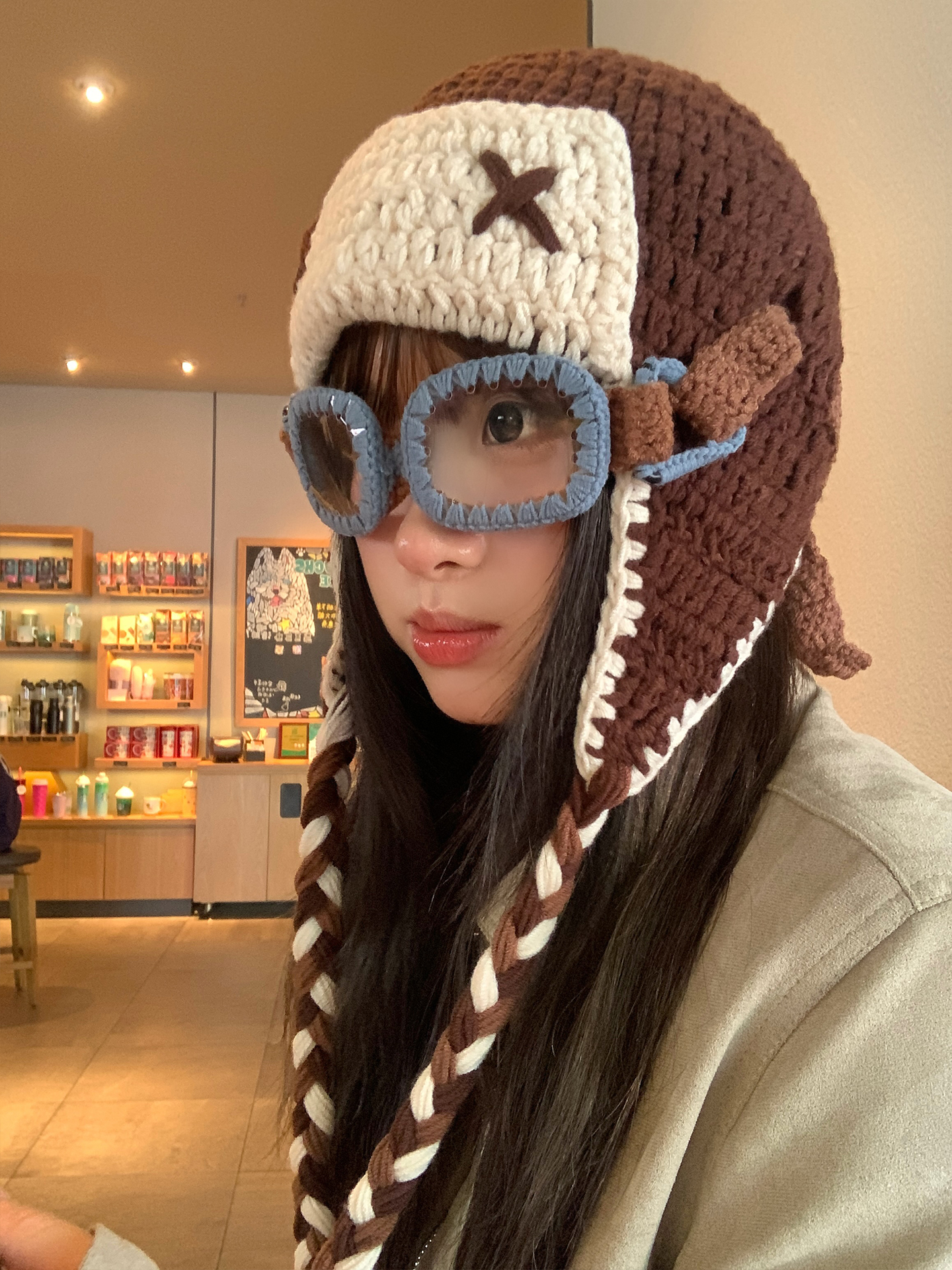 The same style of knitted woolen hat as Tan Jianci's for women to keep warm and protect their faces in autumn and winter. It's a cute little ear-protecting hat and a Lei Feng hat Application Scenario
