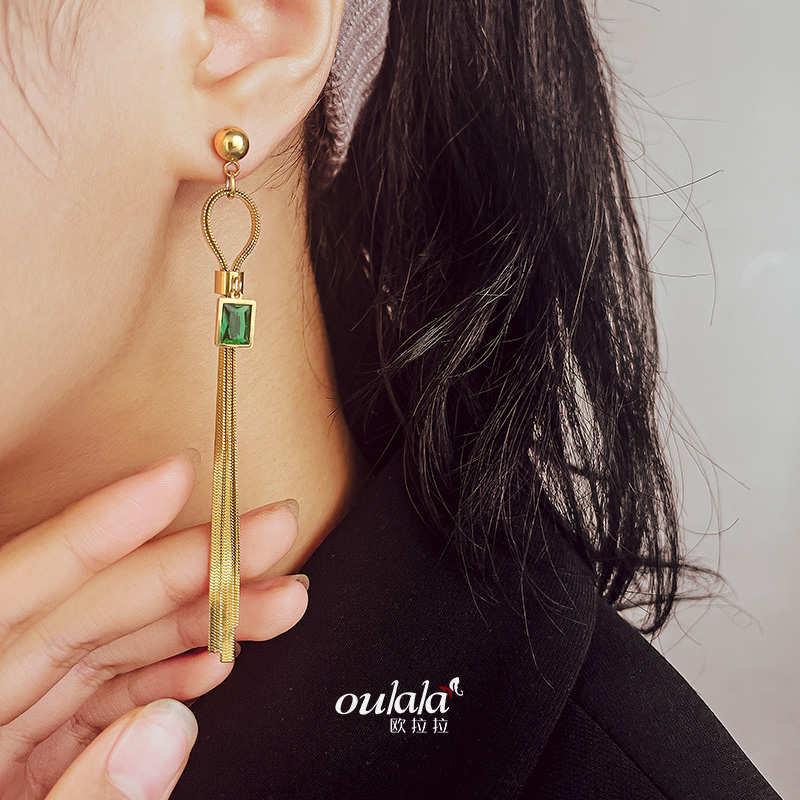 A French designer has created long tassel earrings. A female Instagram blogger's earrings are made of titanium steel, a niche accessory, and green zircon Specification image