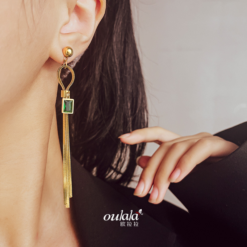 A French designer has created long tassel earrings. A female Instagram blogger's earrings are made of titanium steel, a niche accessory, and green zircon Application Scenario