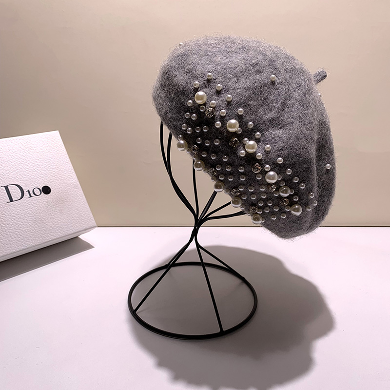 The 2025 new Korean-style beret for women's autumn and winter features a cute chanel-style design with beaded beading that accentuates the face. It's a woolen bud cap details Picture