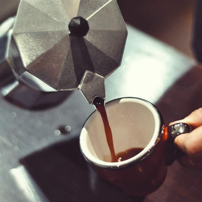 Single-valve aluminum MOKA coffee pot, MOka pot, octagonal pot, fully automatic hand-brewed coffee machine, can be heated by open flame Application Scenario