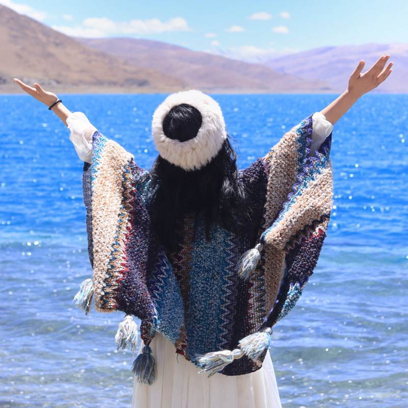 Liu Yifei, a trendsetter, went to a place with a breeze and wore the same style of shawl as Xu Hongdou, paired with a cape in the ethnic style of Dali, Yunnan pic 11