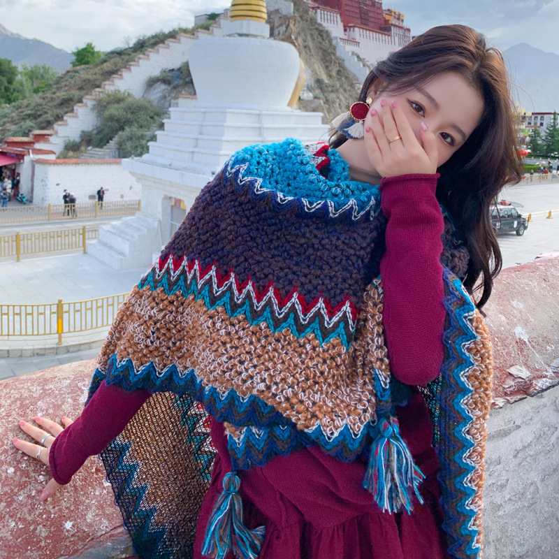 Liu Yifei, a trendsetter, went to a place with a breeze and wore the same style of shawl as Xu Hongdou, paired with a cape in the ethnic style of Dali, Yunnan pic 9