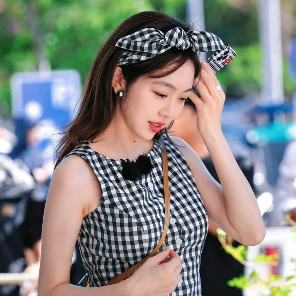 The same Korean-style checkered fabric bow headband as Jiang Yan's in the Chinese restaurant, a wide-brimmed, sweet and youthful rabbit ear headband for women Specification image