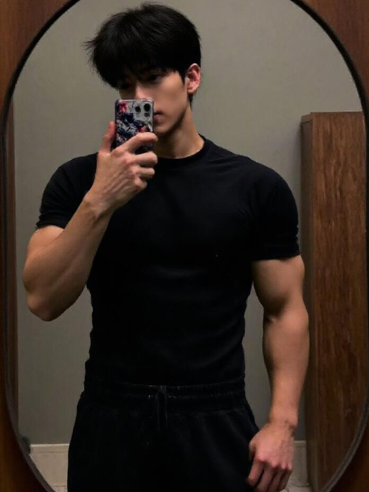 American retro black cuffs T-shirt for men, a heavyweight small neckline, slimming and muscular short-sleeved, shoulder three-quarter sleeve pic 3