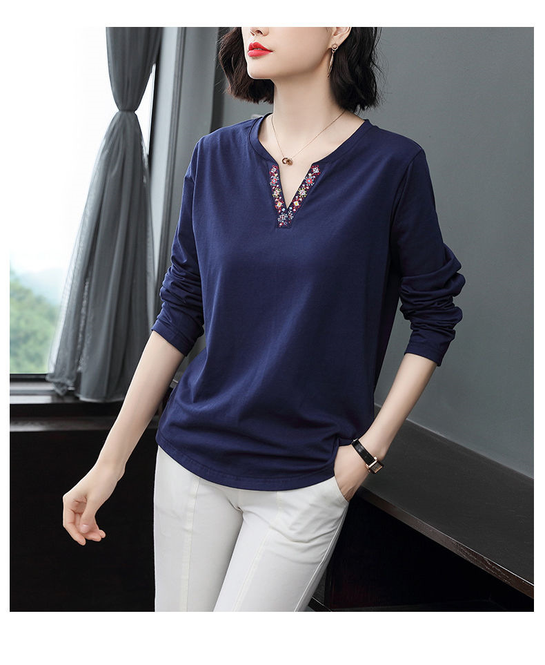 The new Korean long-sleeved T-shirt for women, paired with a base layer top, is a middle-aged mom look that exudes a youthful, loose and slimming vibe pic 8