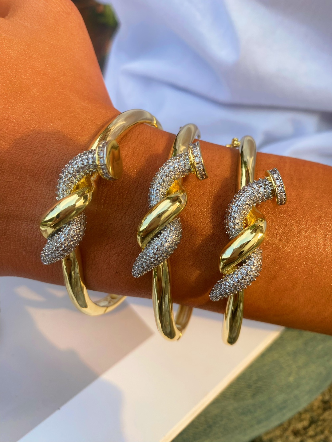This is a popular European and American snap-on nail bracelet with exquisite copper micro-inlaid zircon jewelry and a high-end design. It is an open bracelet and jewelry accessory pic 1