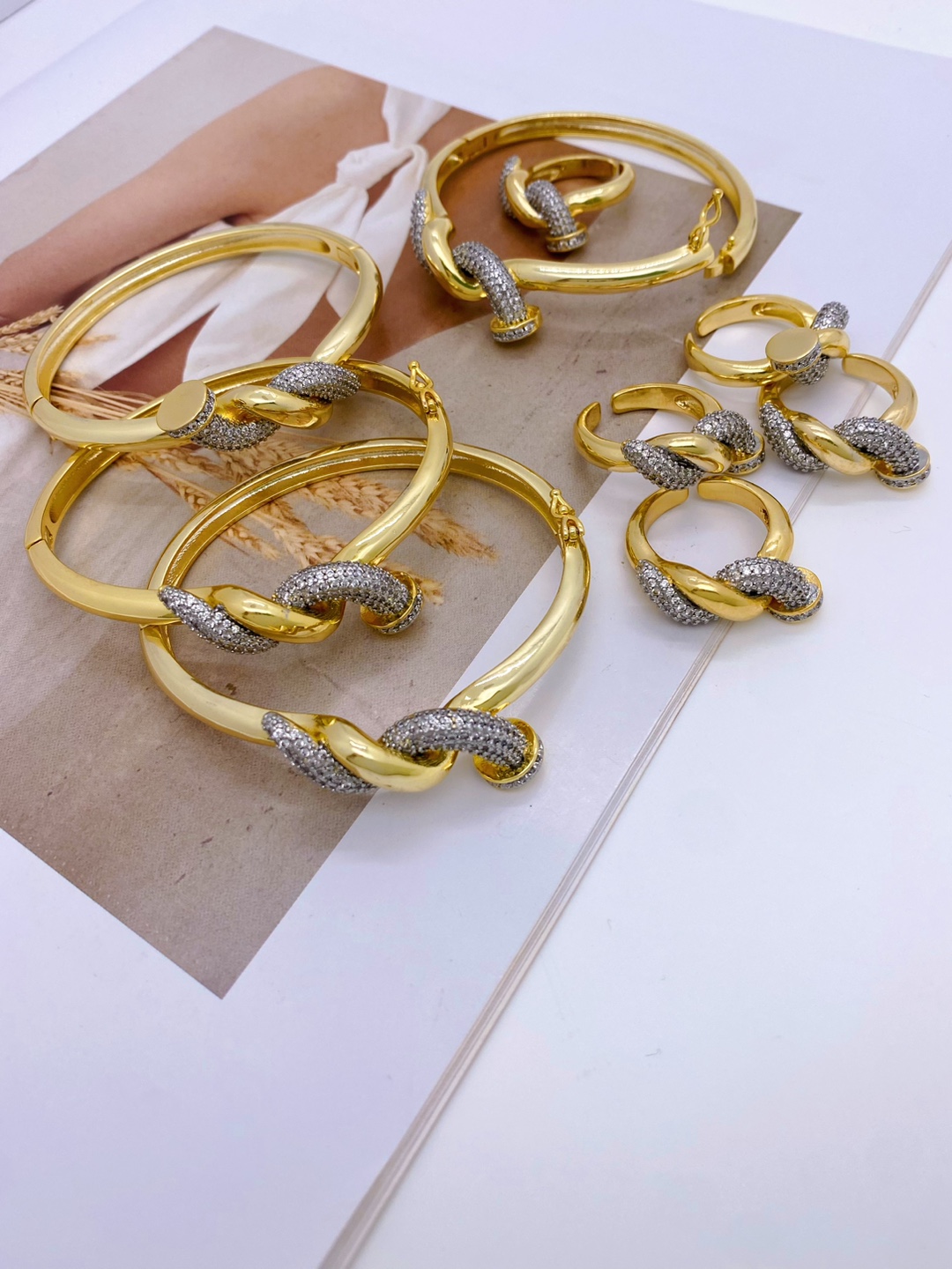 This is a popular European and American snap-on nail bracelet with exquisite copper micro-inlaid zircon jewelry and a high-end design. It is an open bracelet and jewelry accessory pic 4