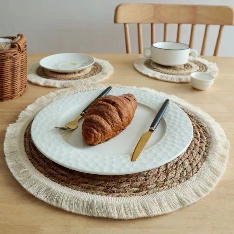 Fringed edge straw woven placemats, thickened heat-insulating clay pot MATS, round straw woven placemats, table plate MATS Application Scenario