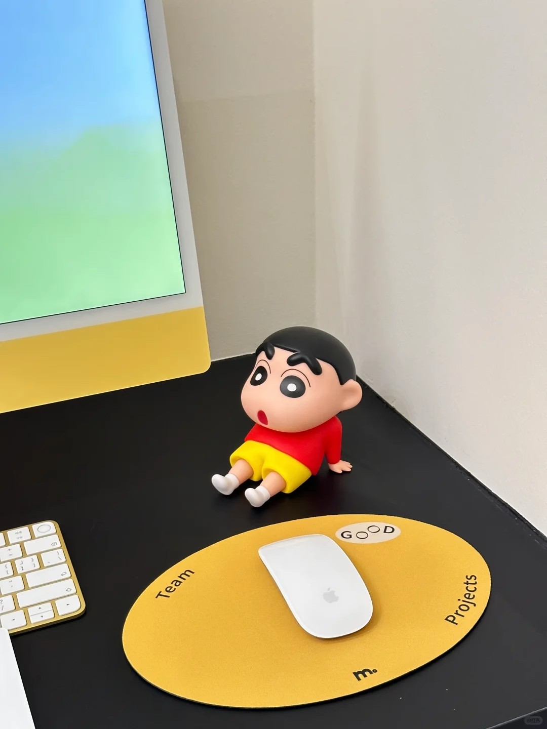 Crayon Shin-chan cute anime lazy person cartoon stand, phone stand, figurine, trendy toy tablet, desktop decoration pic 2