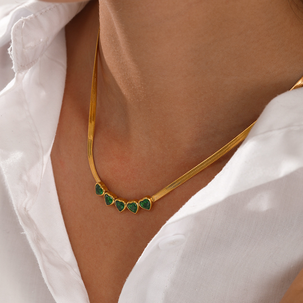 French antique emerald heart-shaped necklace set, a unique and fashionable European and American style with five heart-shaped snake bone chains details Picture