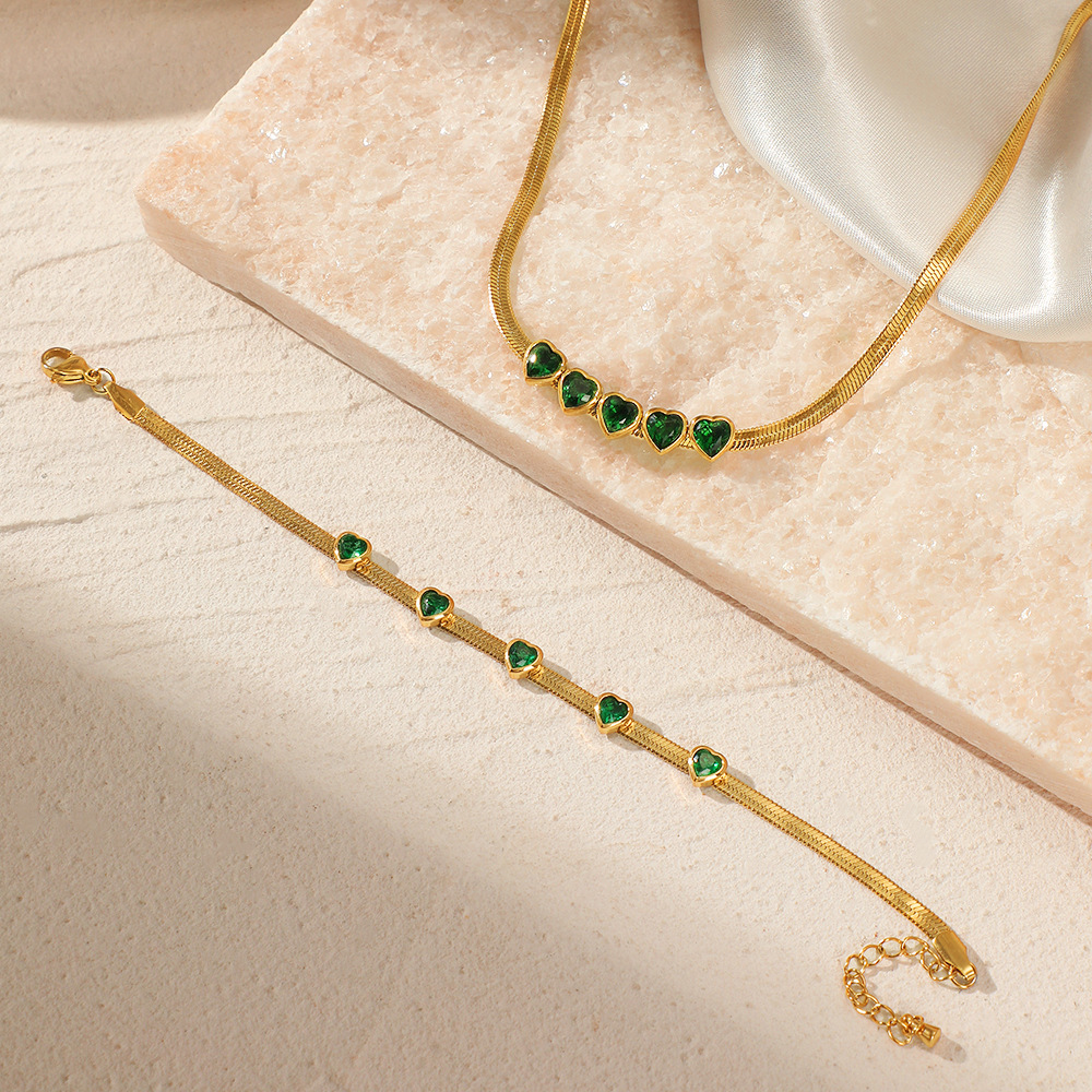 French antique emerald heart-shaped necklace set, a unique and fashionable European and American style with five heart-shaped snake bone chains Application Scenario