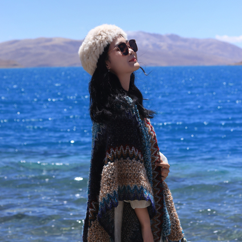 Liu Yifei, a trendsetter, went to a place with a breeze and wore the same style of shawl as Xu Hongdou, paired with a cape in the ethnic style of Dali, Yunnan pic 6